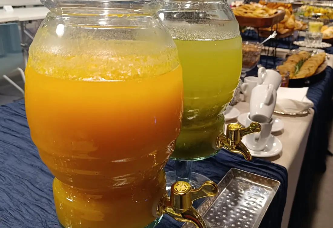 Buffet de pé montado para coffee break corporativo com reposição constante