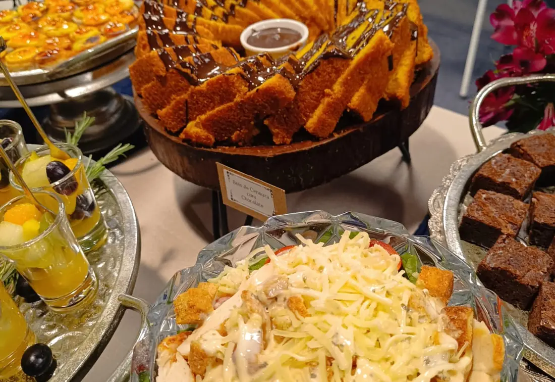 Buffet sentado com serviço à mesa para almoço corporativo formal