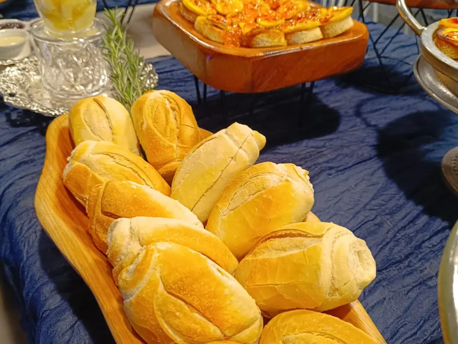 Mesa de coffee break com pães e frios